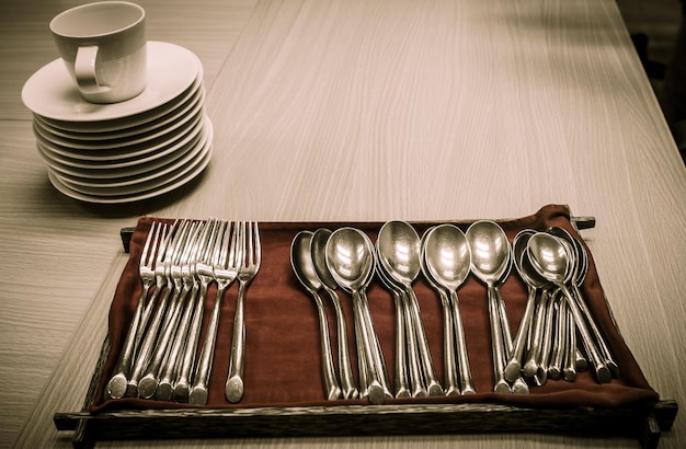 Zestaw talerzy i przyborów kuchennych